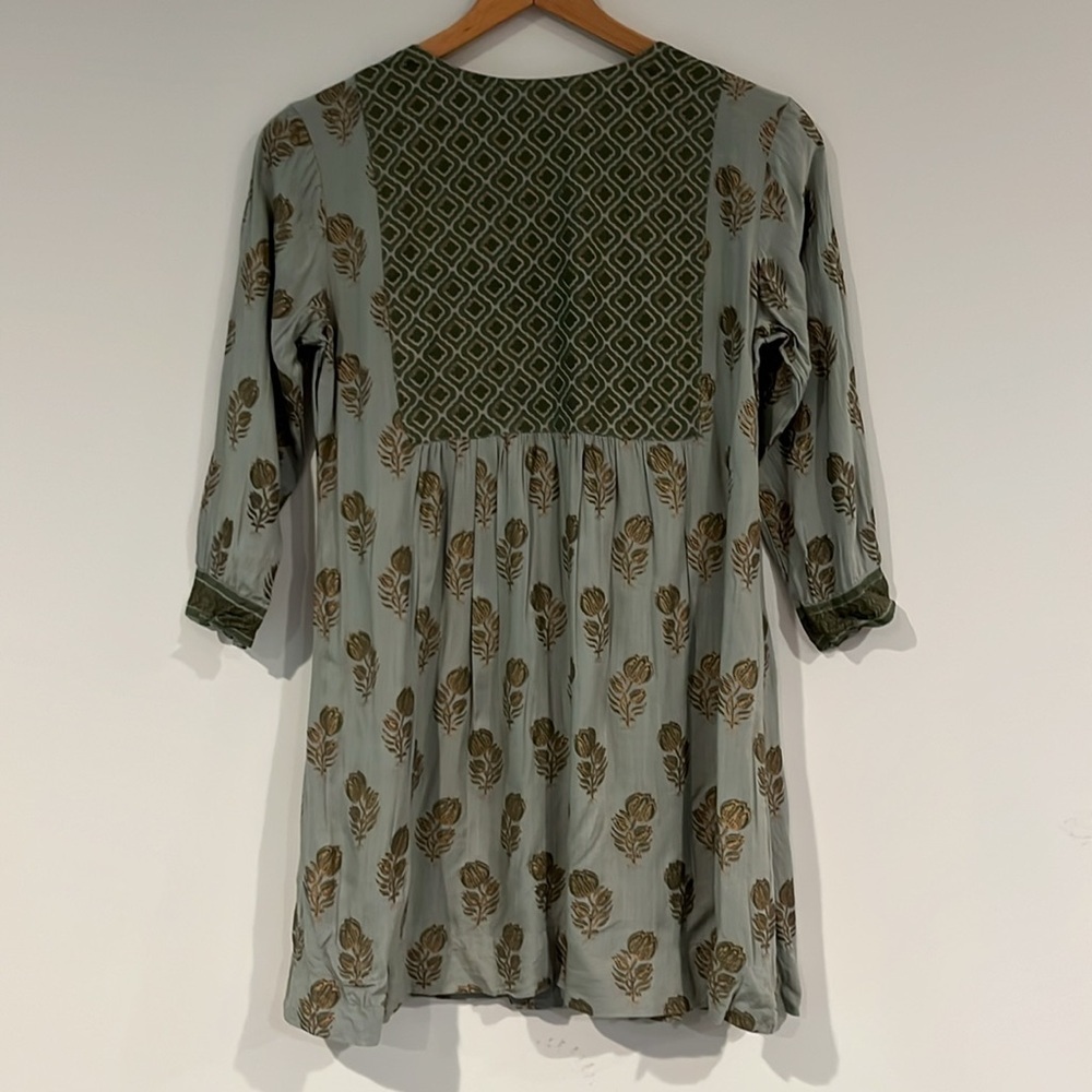 MAX Women’s Small Floral Tunic Blouse Green Gold 3/4 Sleeve Button Placket - Picture 8 of 8